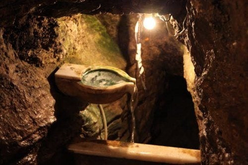 Μέγα Σημείο: Οι Τούρκοι προσκυνούν με συγκίνηση το Αγίασμα της Παναγίας!